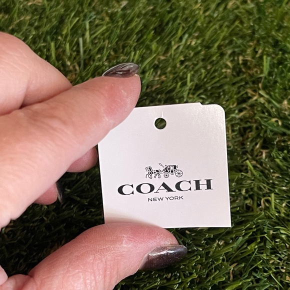 Crocodile-embossed leather - Picture 8 of 12